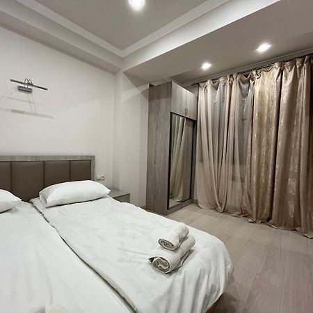 City Centre Apartment On Sakharov Square Yerevan Bagian luar foto