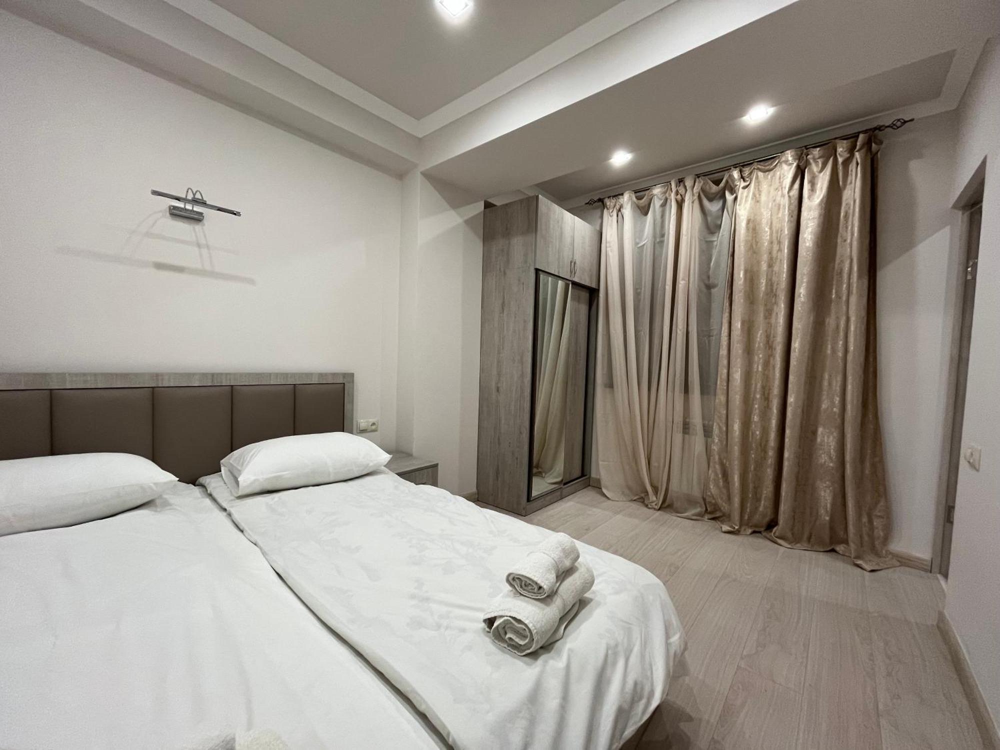 City Centre Apartment On Sakharov Square Yerevan Bagian luar foto